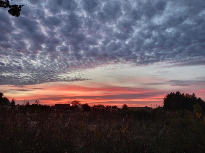 Na&#x20;fotografii&#x20;znajduje&#x20;się&#x20;krajobraz&#x20;zachodzącego&#x20;słońca&#x20;w&#x20;odcieniach&#x20;niebieskości&#x20;i&#x20;czerwieni&#x20;&#x28;fot&#x2e;&#x20;Kamil&#x20;Sakowski&#x29;