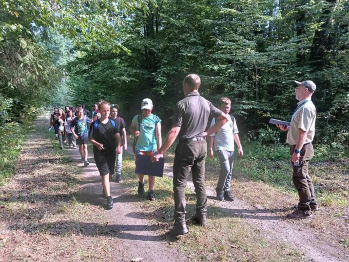 Grupa&#x20;uczniów&#x20;dociera&#x20;na&#x20;ostatnią&#x20;stację&#x20;rajdu&#x20;&#x28;fot&#x2e;&#x20;Julia&#x20;Melchior&#x29;